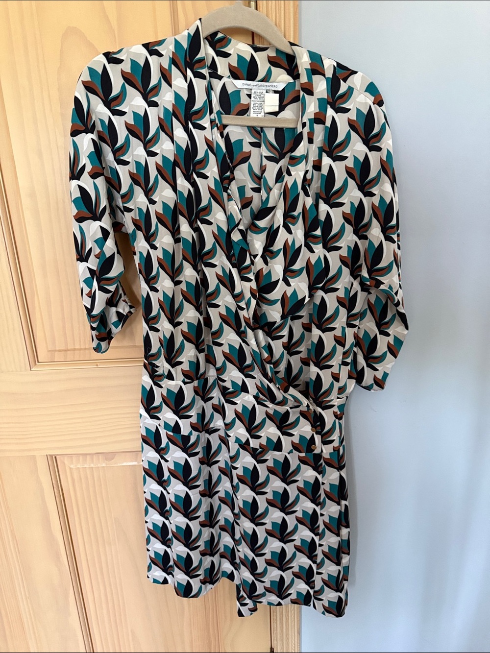 Diane von Furstenberg DVF Silk Wrap Dress Geometric Leaf Print Size 8